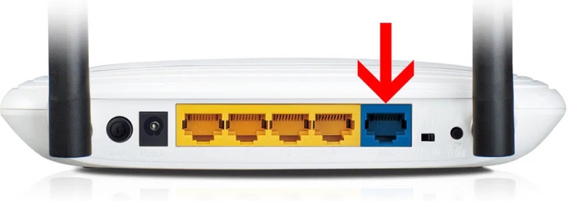 Bagsiden af en router, hvor en rød pil peger på den blå indgangsport